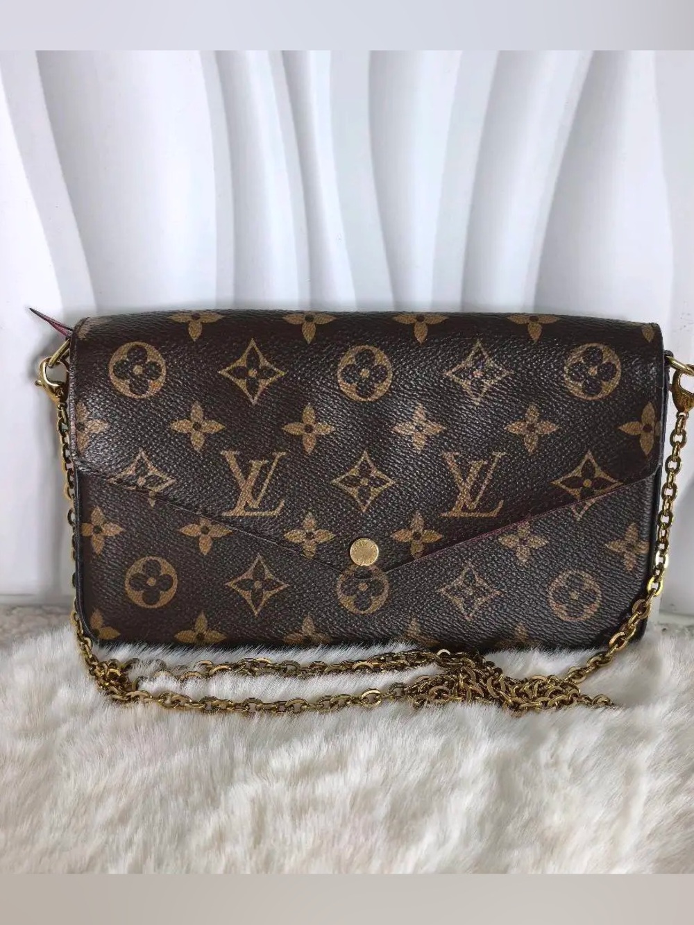 20 LV Pochette Felicie